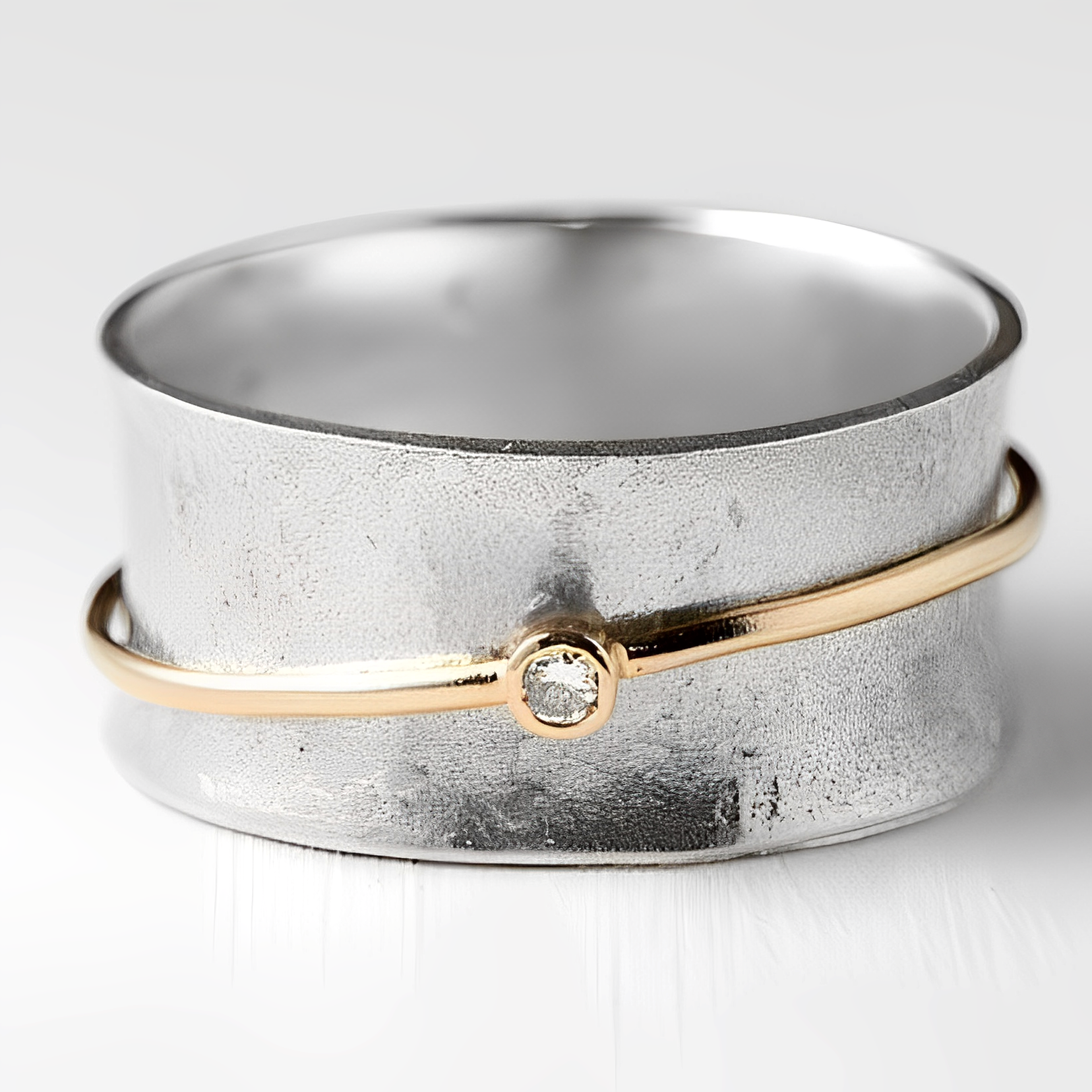 Lilia – Silberring mit Goldener Linie und Zirkonia