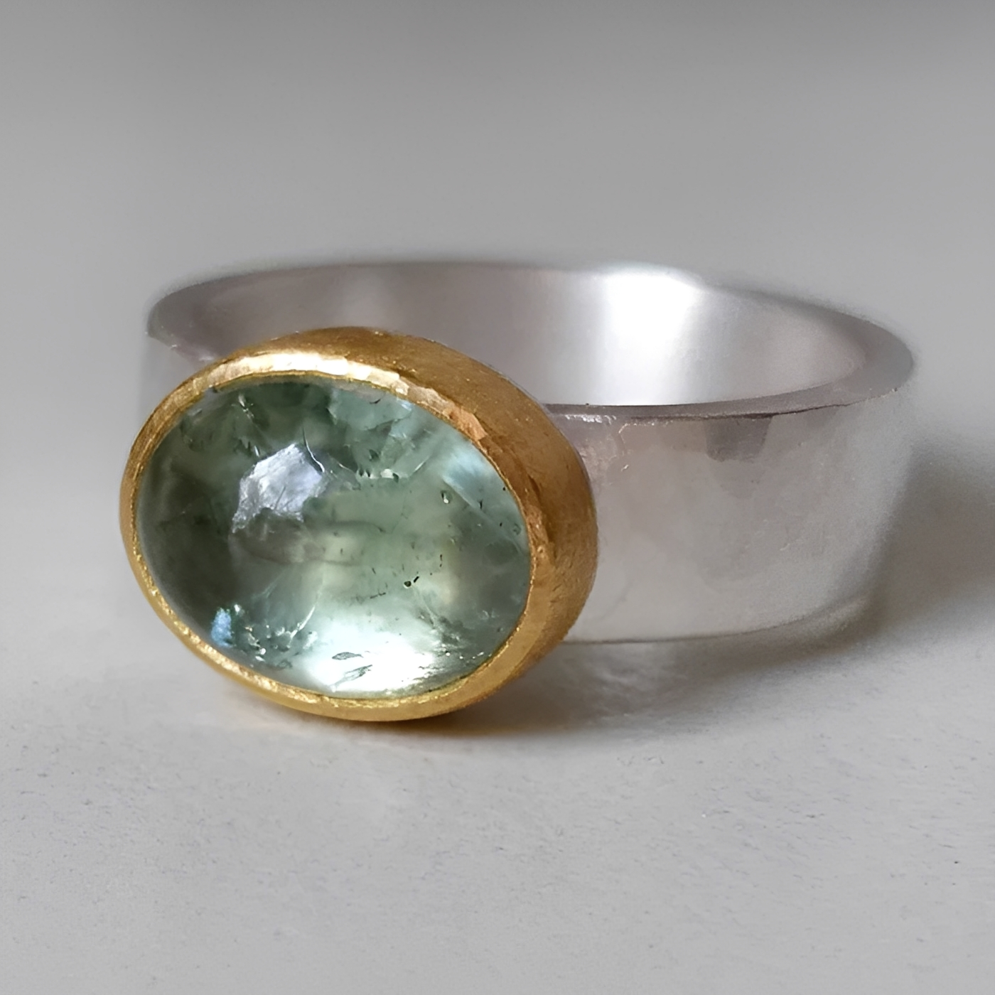 Selma – Vintage-Ring mit rundem grünem Stein