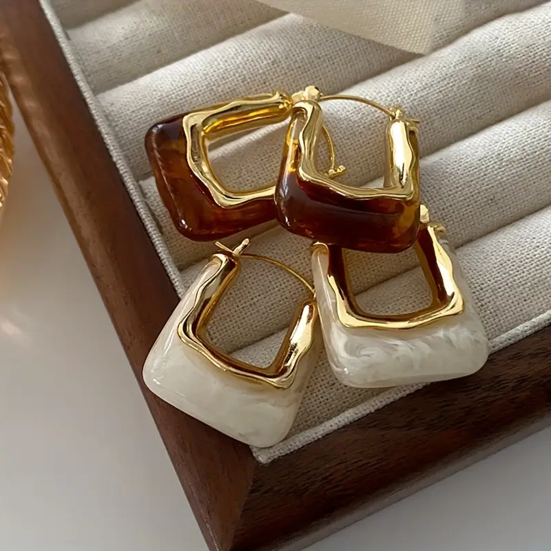 Nami – Goldene Ohrringe mit Stein