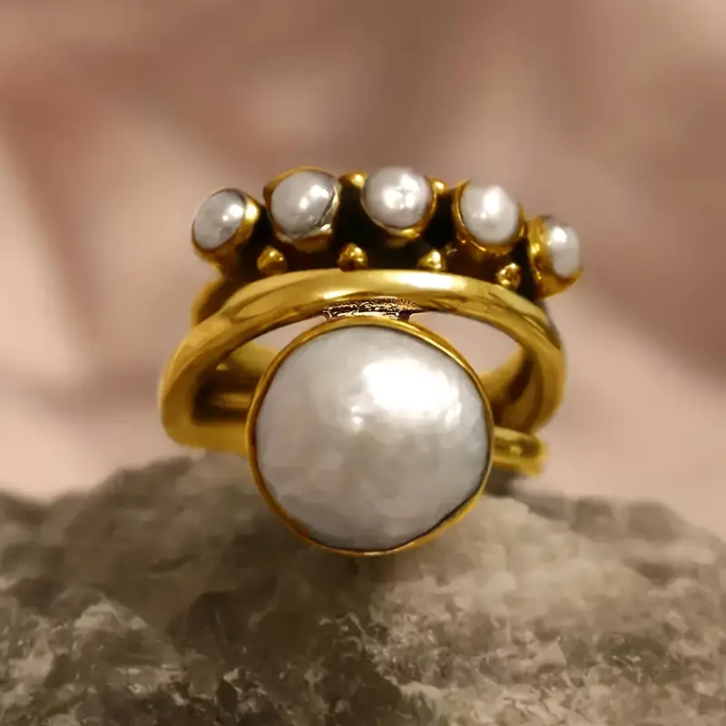 Elara – Zeitloser Ring Goldene Perle