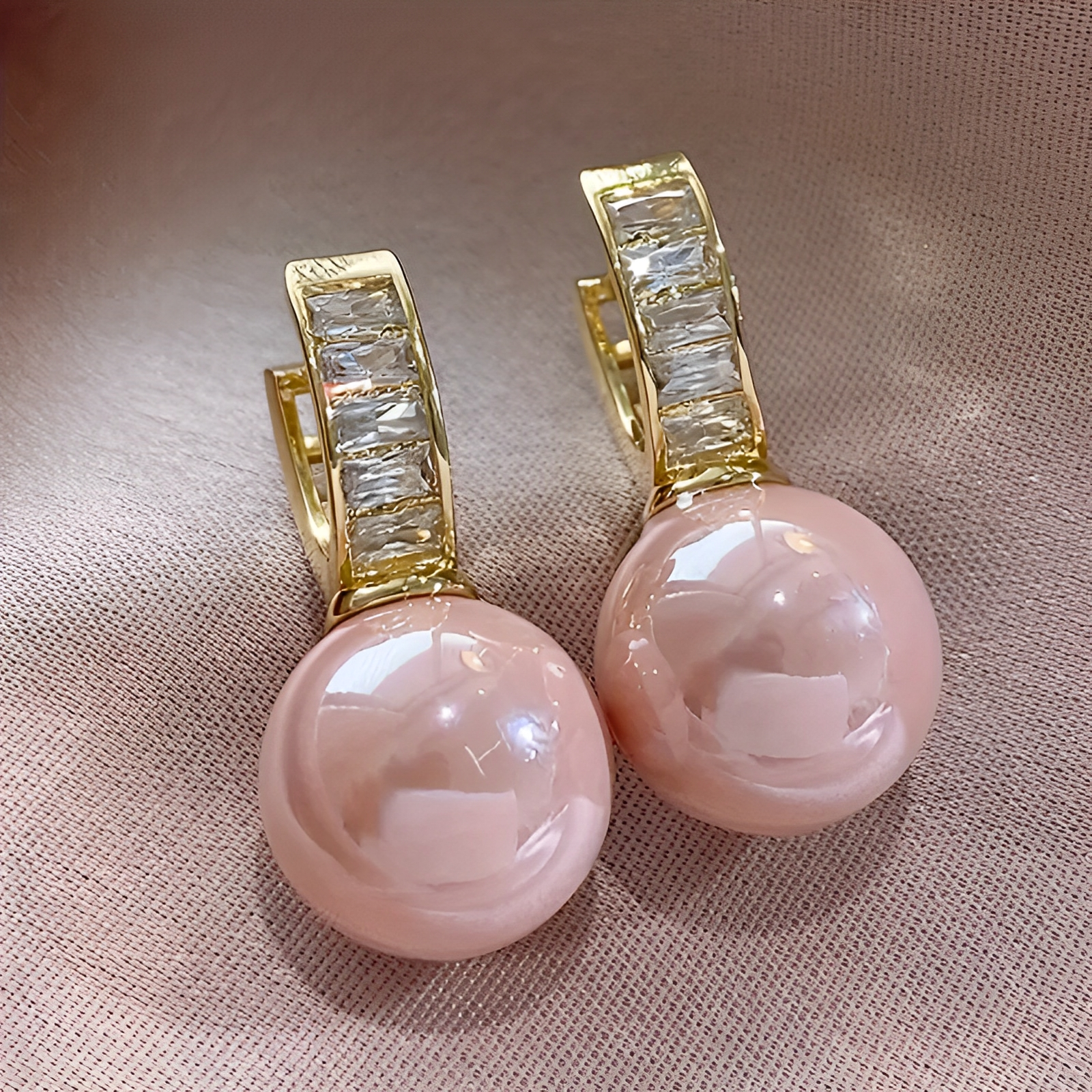 Aurora – Ohrringe Gold mit Rosa Perle und Zirkonia