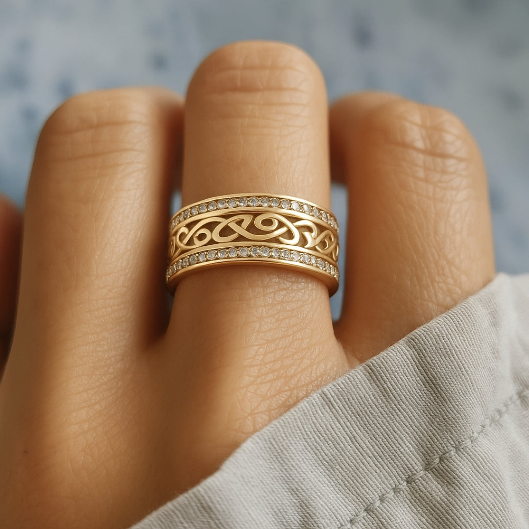 Jevy – Breiter Goldener Ring mit Aussparungen