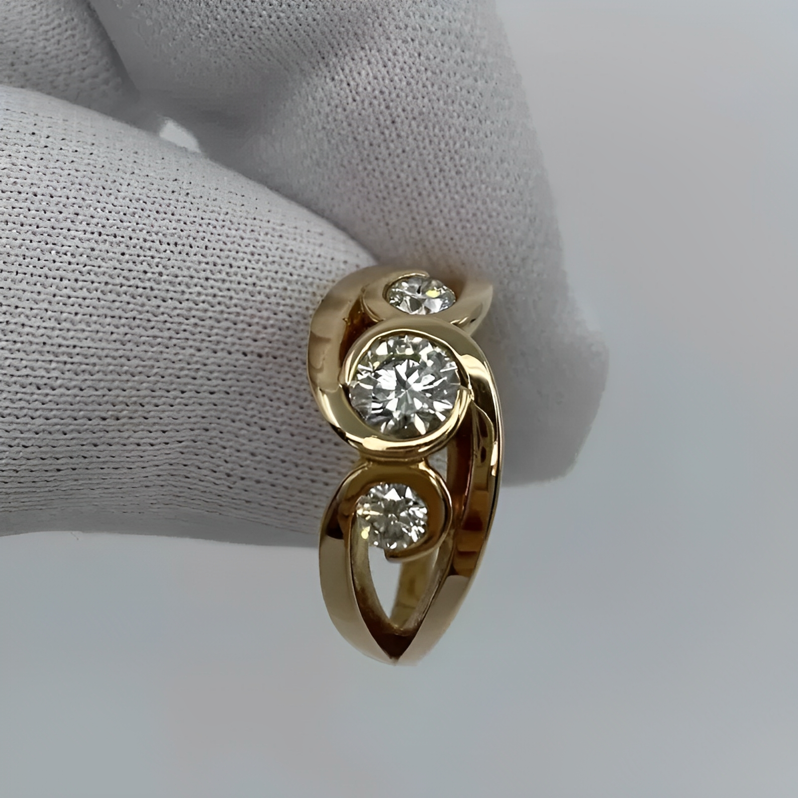 Zarela – Goldener Vintage-Spiralring mit Eingefassten Zirkonia