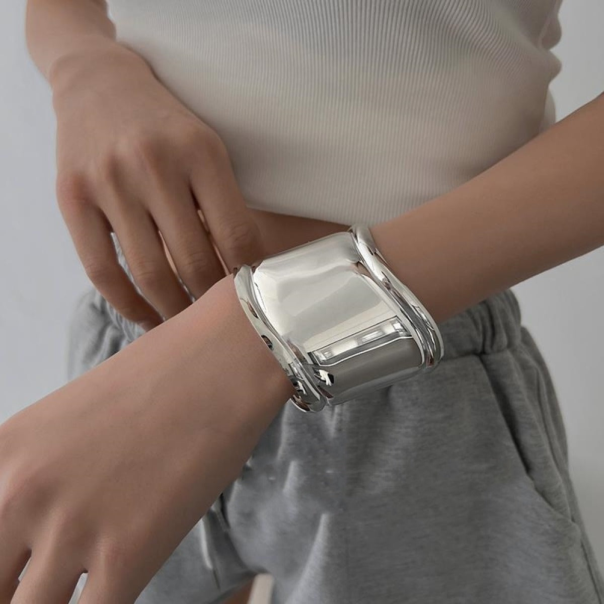 Daria – Breites Metallisches Manschette Armband