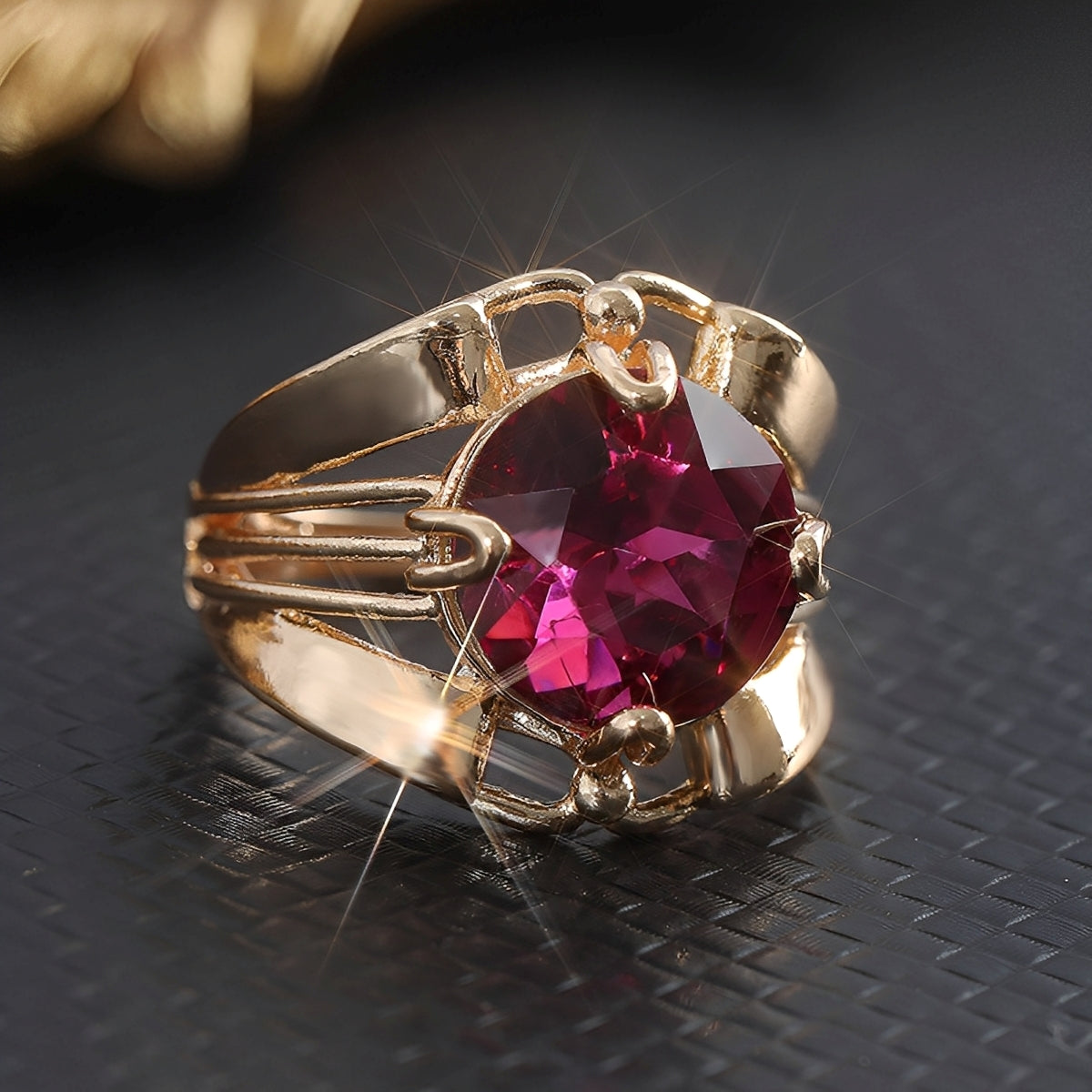 Mikha – Vintage Ring aus Gold mit Granatstein
