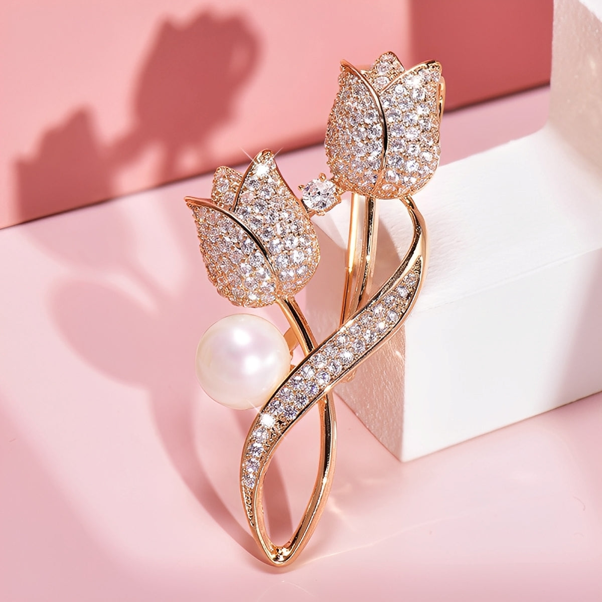 Jackie – Broche Tulipe en Or avec Zircon & Perle