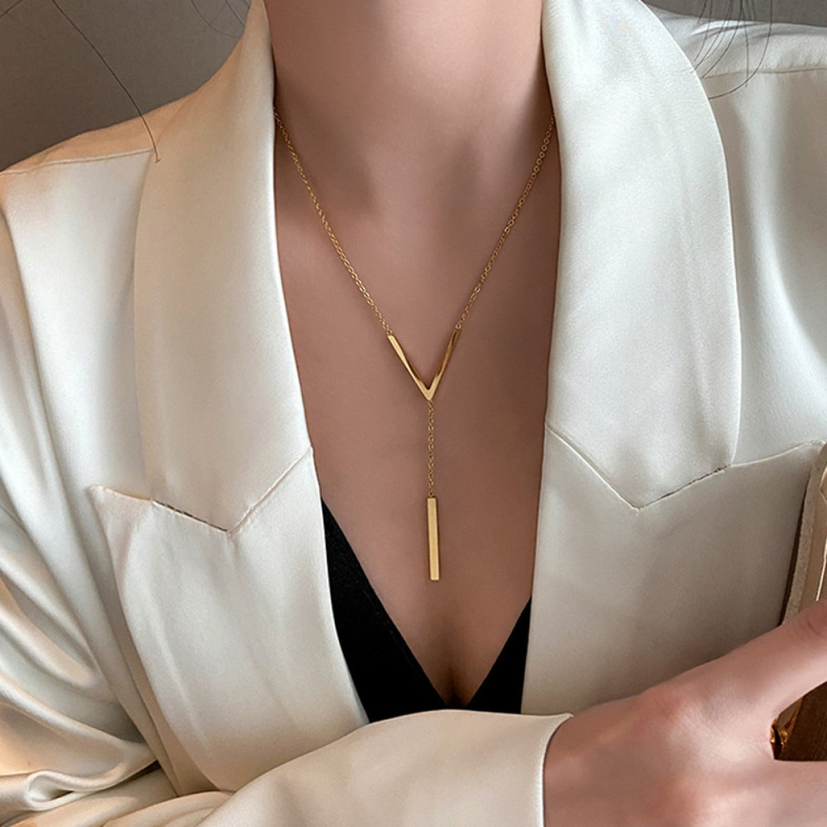 Vera – Halskette mit geometrischem Anhänger