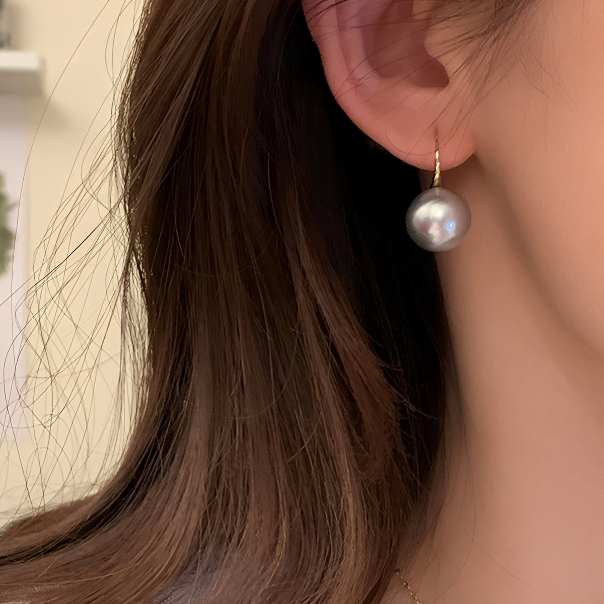 Amira – Ohrringe aus Gold & Schwarze Perlen