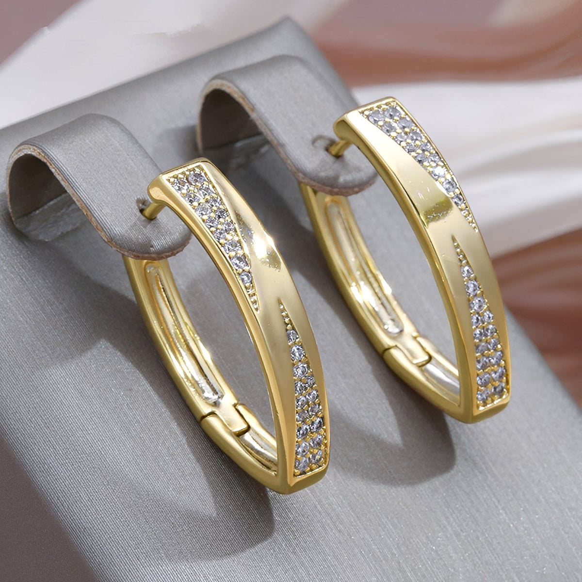Sophie – Ohrringe aus Gold und Edelsteinen