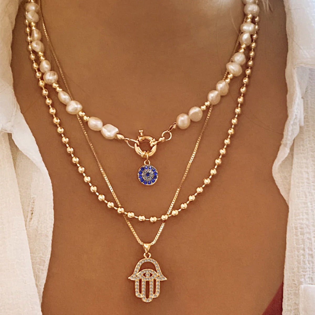 Jade – Collier Multi-niveaux Perle & Hamsa