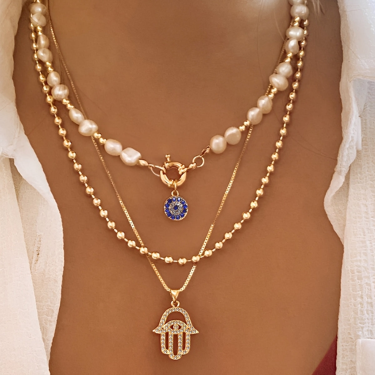 Nadia – Halskette mit mehreren Reihen Perlen & Hamsa Hand