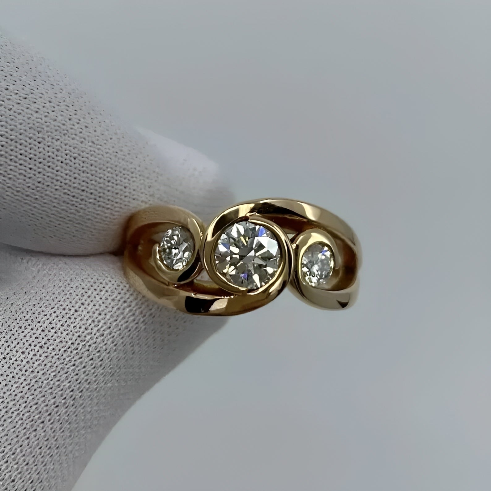 Zarela – Goldener Vintage-Spiralring mit Eingefassten Zirkonia