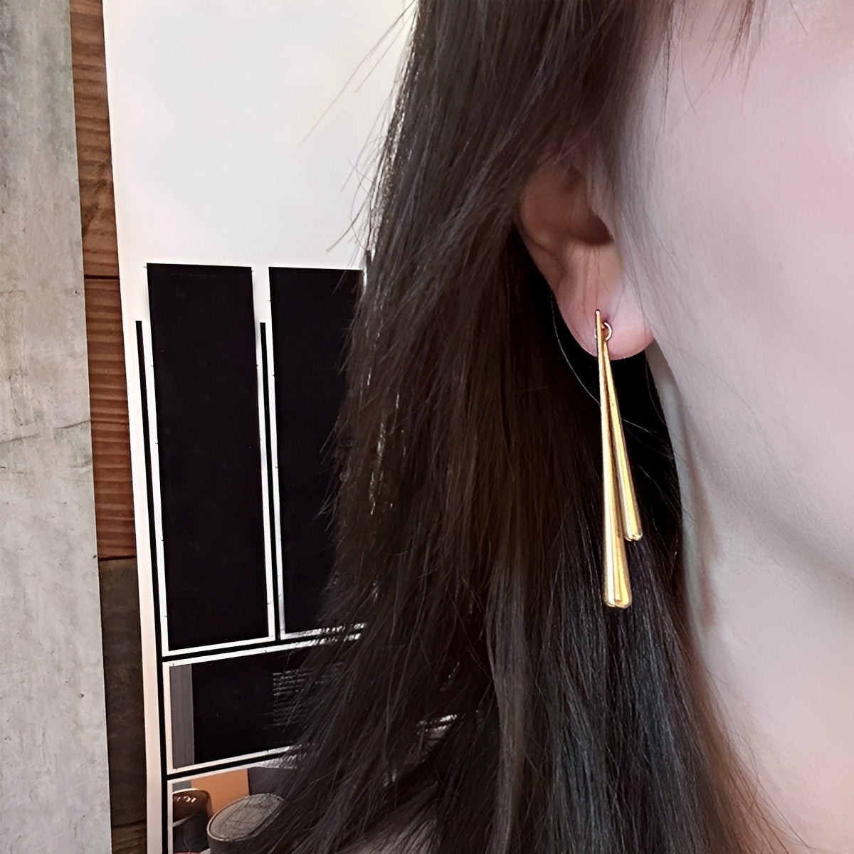 Hapi – Ohrringe, goldene asymmetrische Wassertropfen