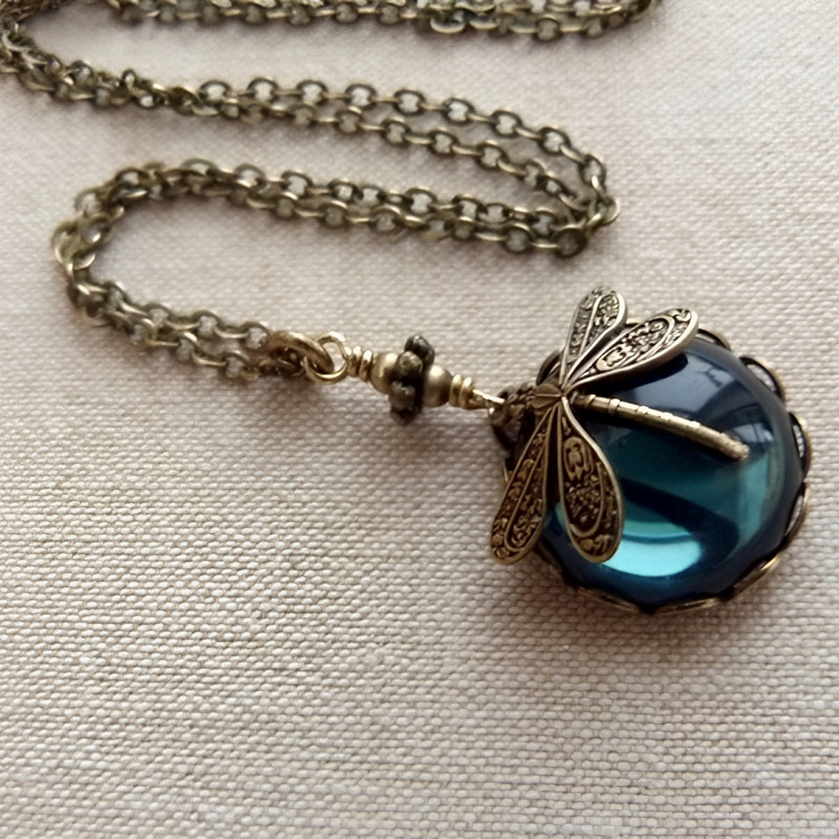 Yara – Vintage-Halskette mit Libellenanhänger