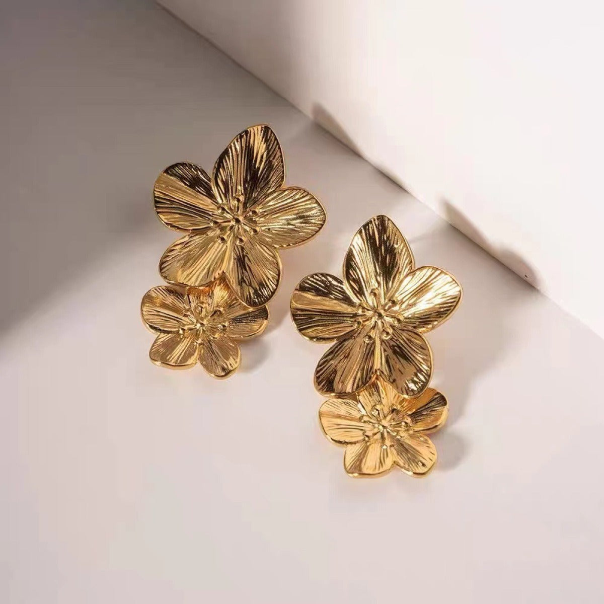 Shannon – Goldene Ohrringe Blühende Blume