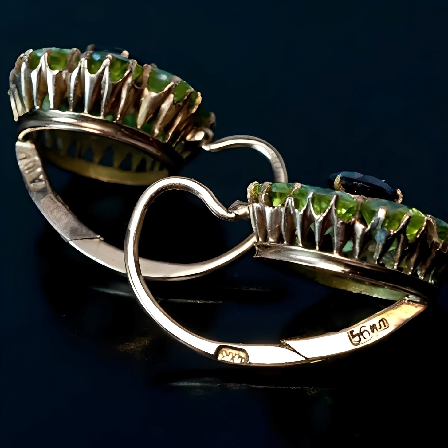 Sabine – Retro-Ohrringe mit grünen Steinen verziert