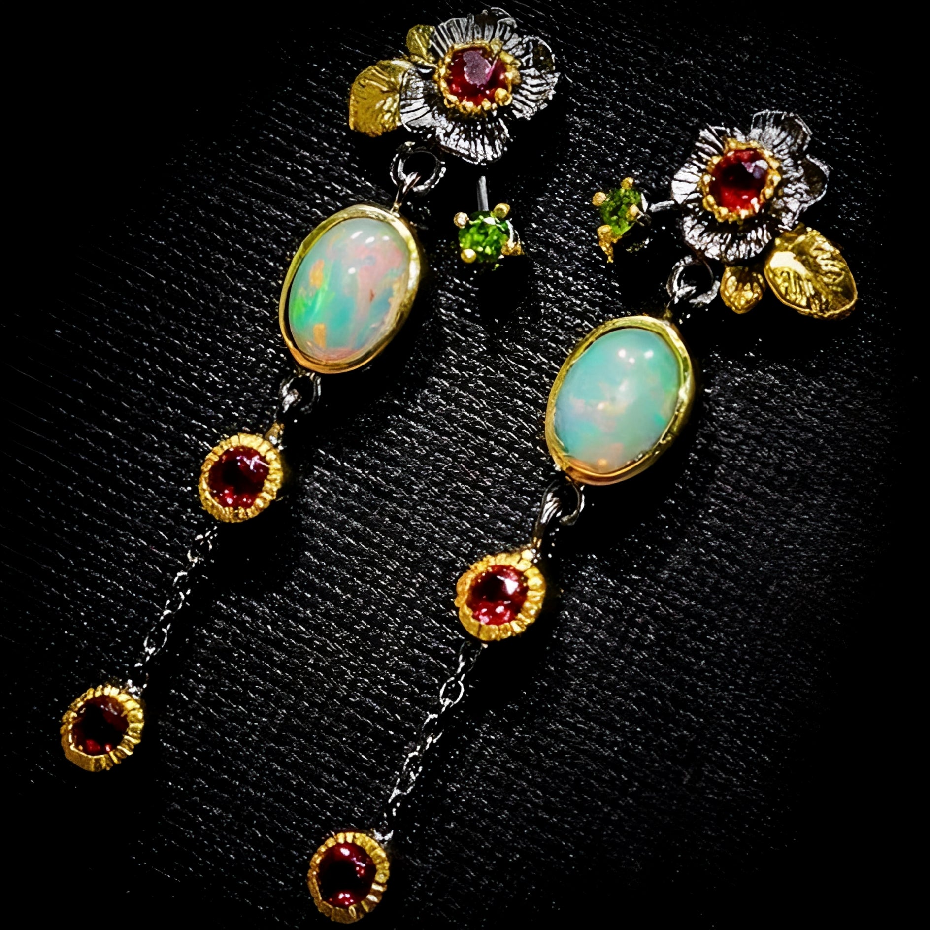 Yara – Ohrringe Boho mit Opal und rotem Zirkonia