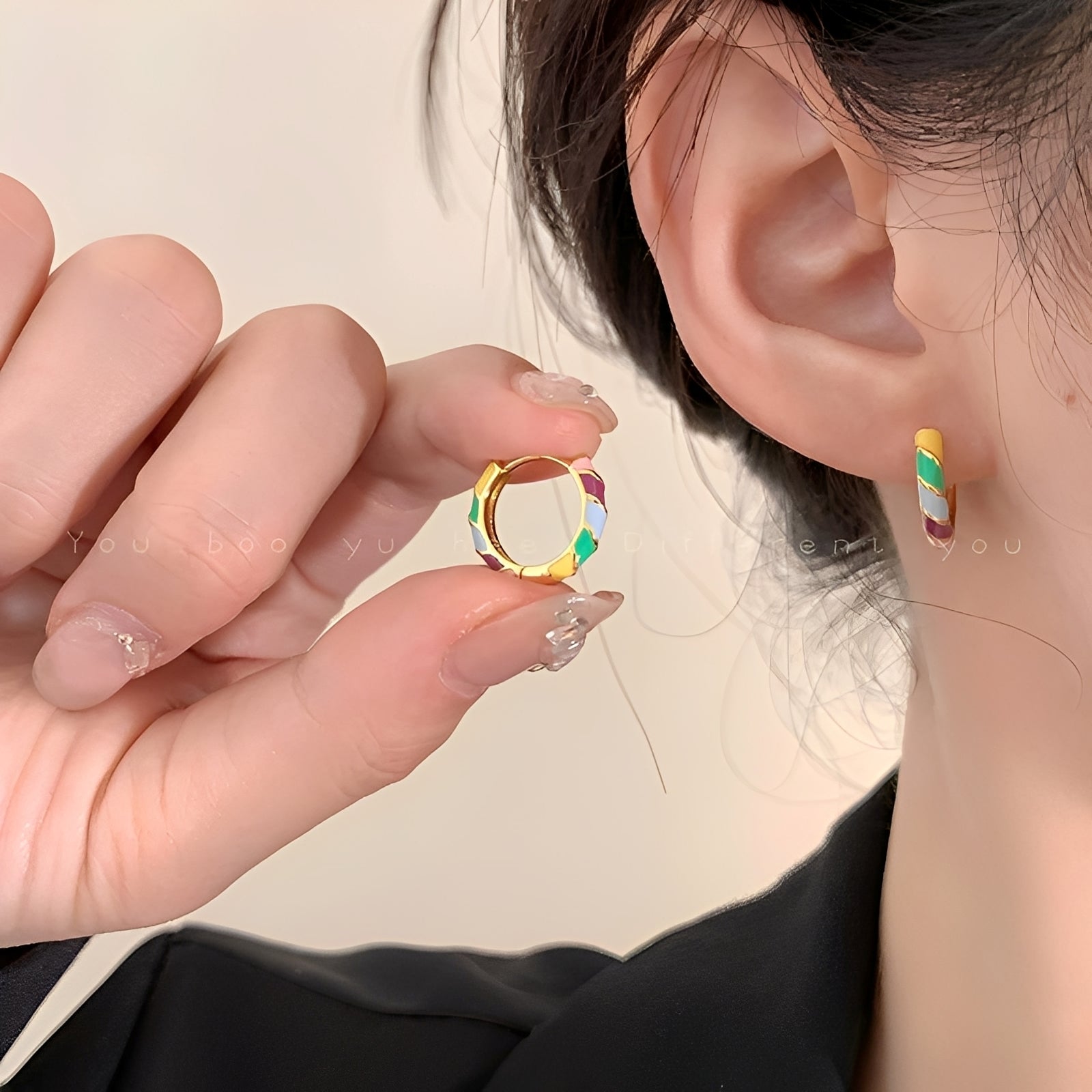 Sofia – Elegante Gold-Ohrringe mit Mehrfarbigem Emaille