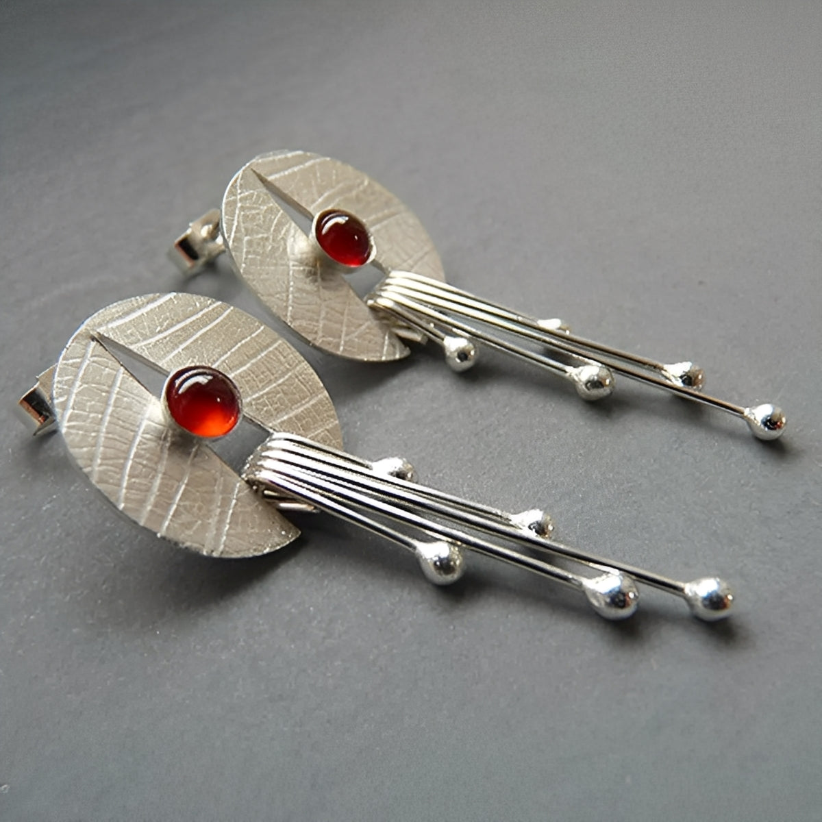 Carmine – Ohrringe mit rotem Stein und durchbrochenem Design