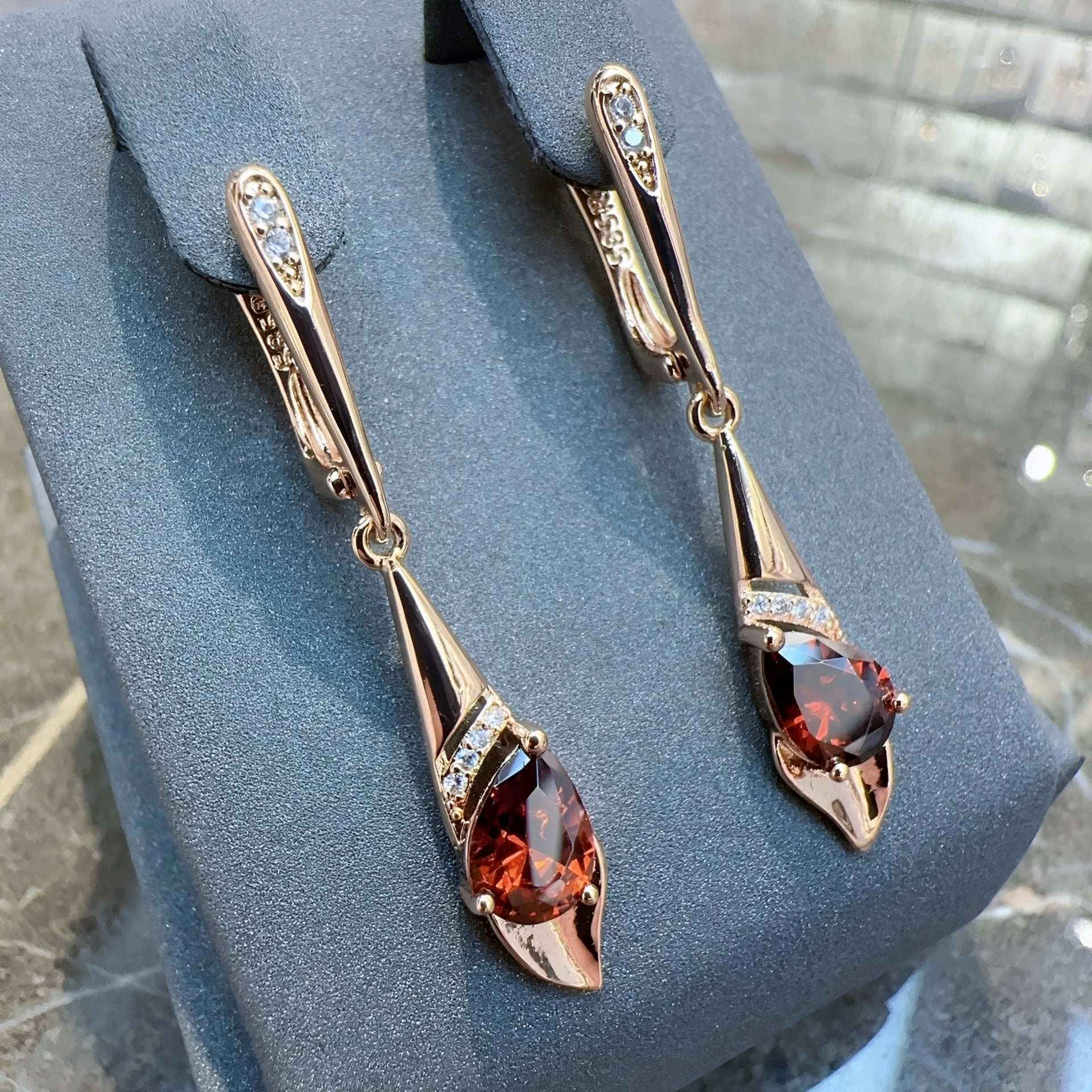 Allegra – Ohrringe Gold mit Elegantem Rotem Kristall