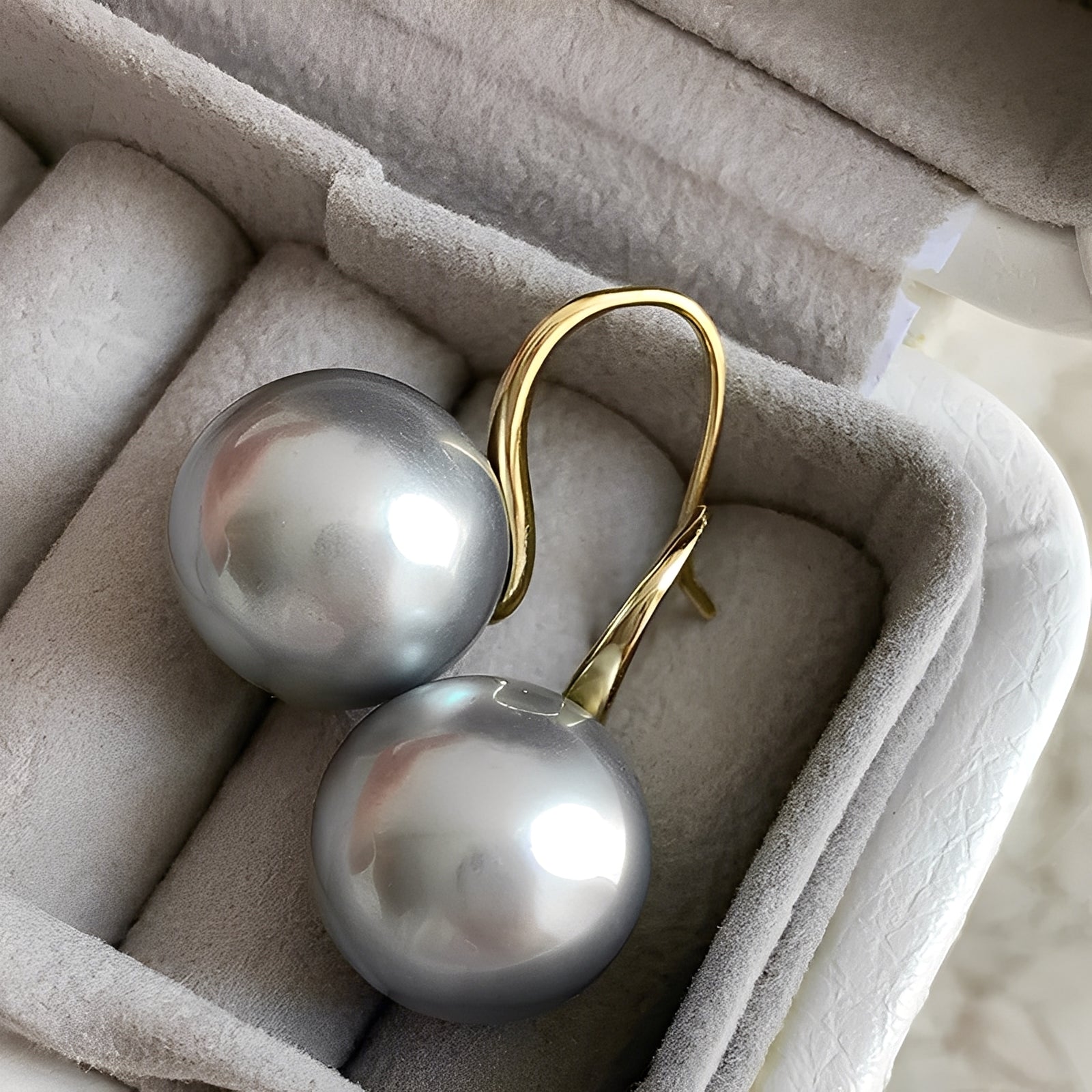 Amira – Ohrringe aus Gold & Schwarze Perlen