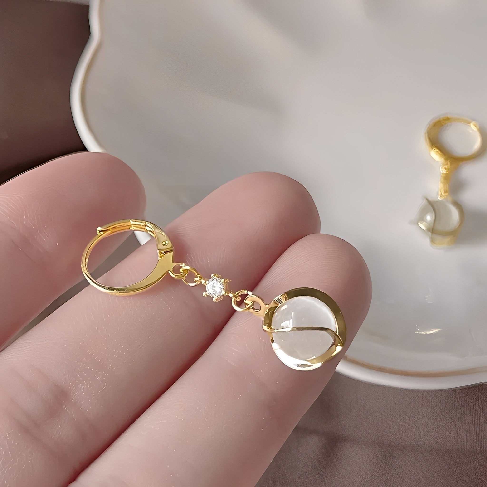 Gabrielle – Ohrringe Gold mit Weißer Opal