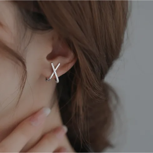 Ayla – Kreuzohrringe mit Kristallpflasterung