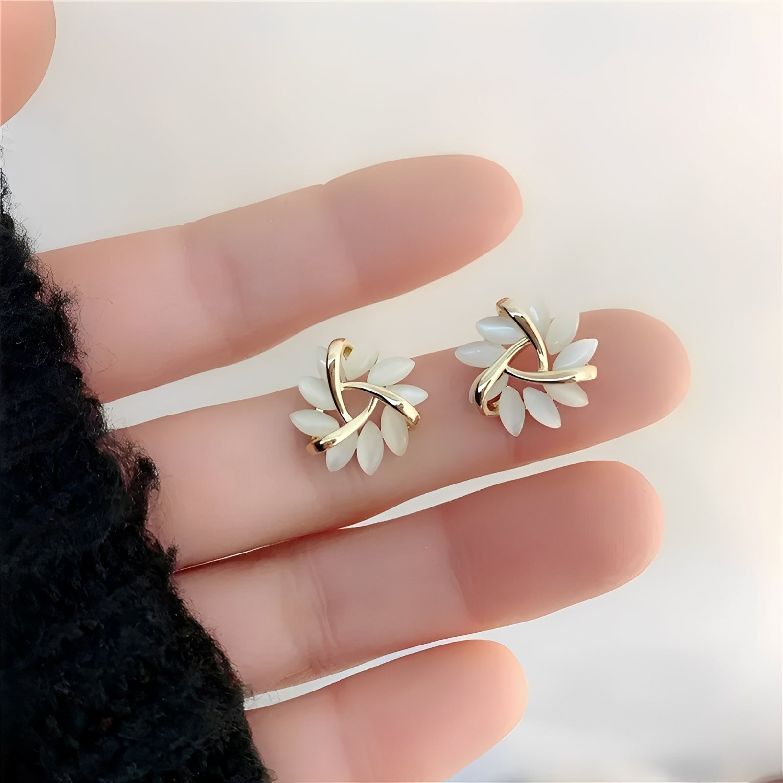 Elisse – Zeitlose Ohrringe Gold & Weißer Opal