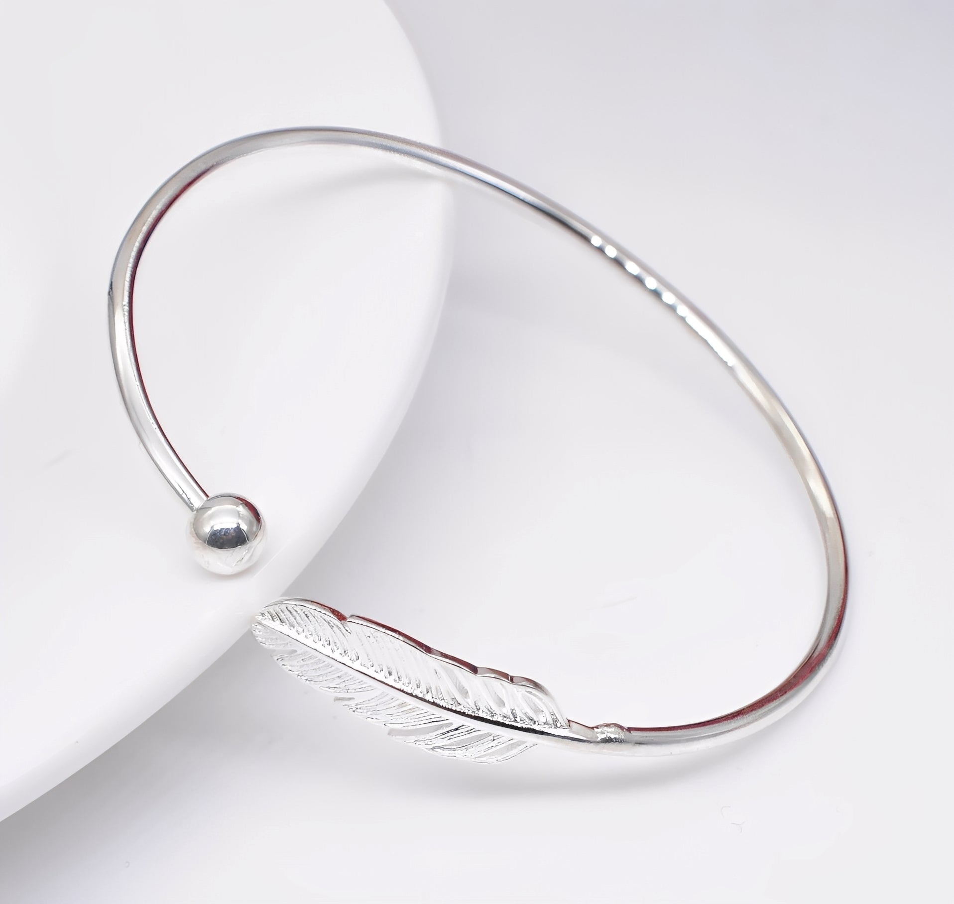 Nayla – Elegantes Silbernes Federarmband