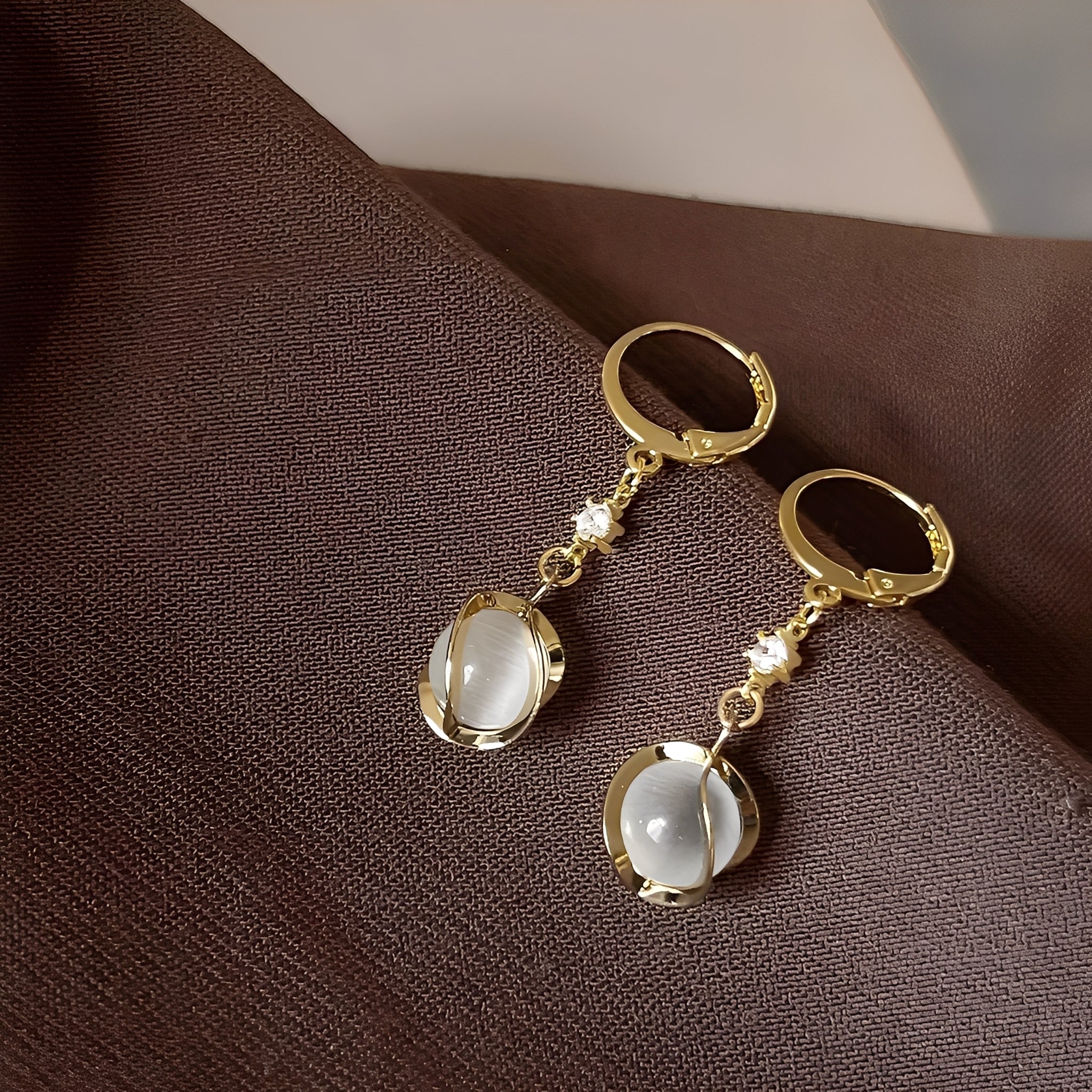 Gabrielle – Ohrringe Gold mit Weißer Opal