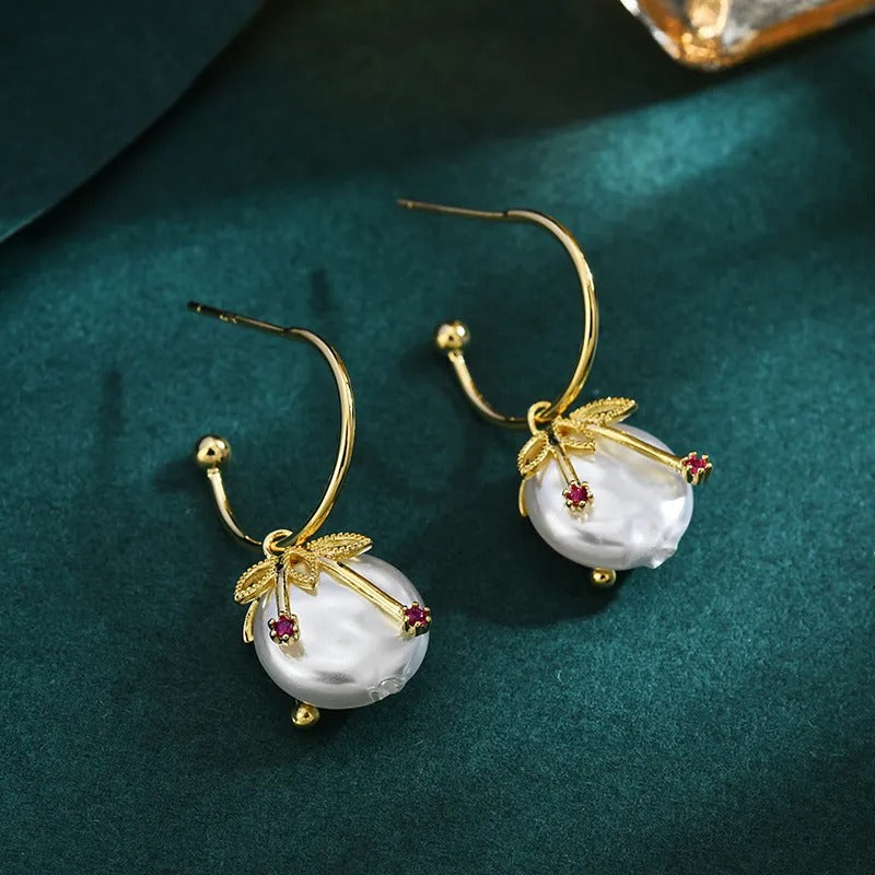Cléa – Vintage Kirsche Ohrringe in Gold & Perle