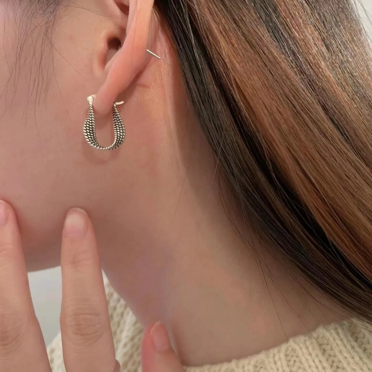 Yna – Hängende Retro in Silbergeflecht