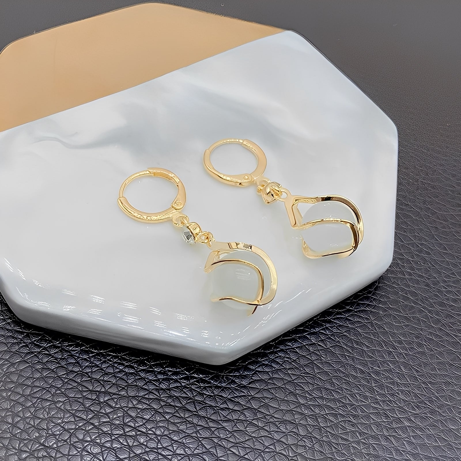 Gabrielle – Ohrringe Gold mit Weißer Opal