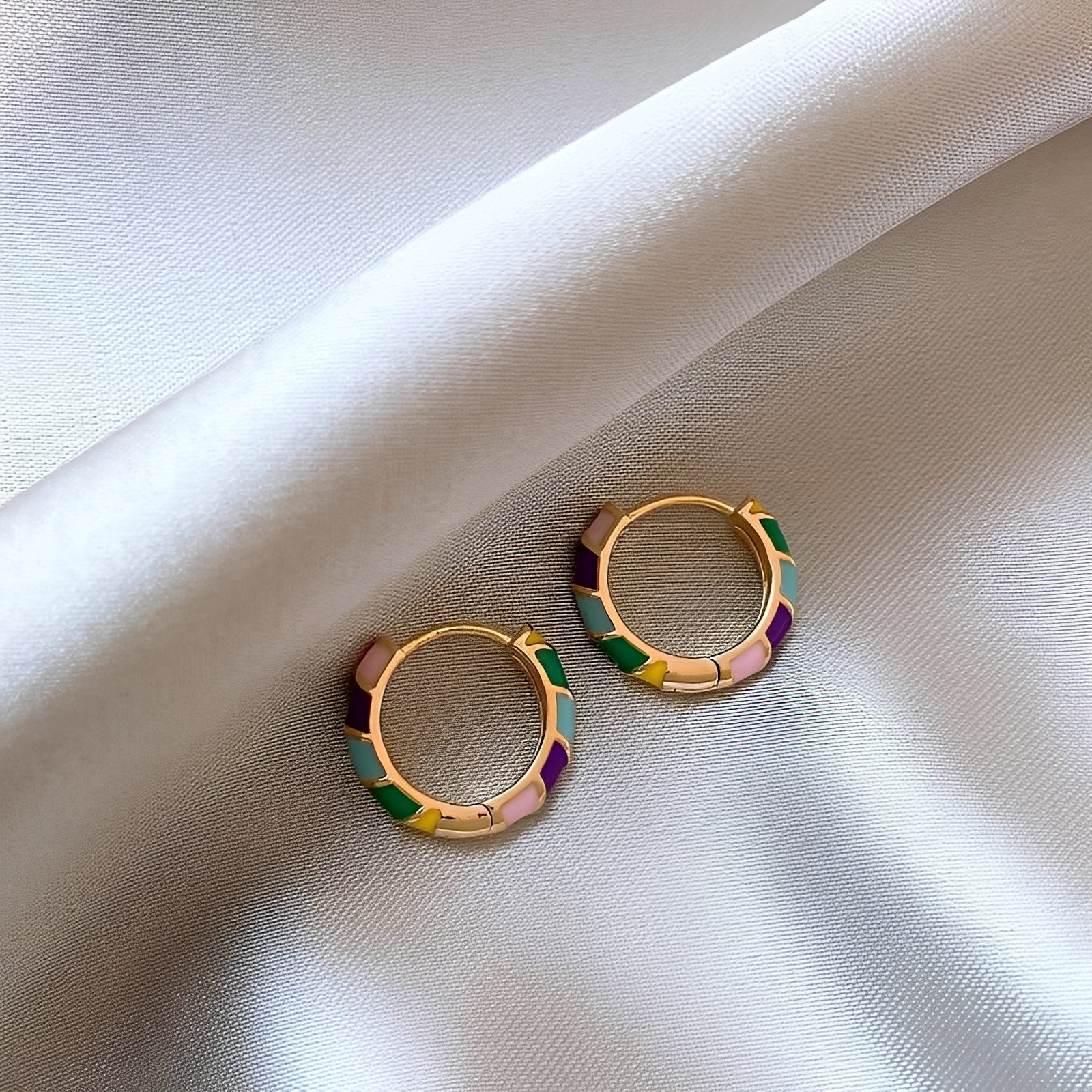 Sofia – Elegante Gold-Ohrringe mit Mehrfarbigem Emaille