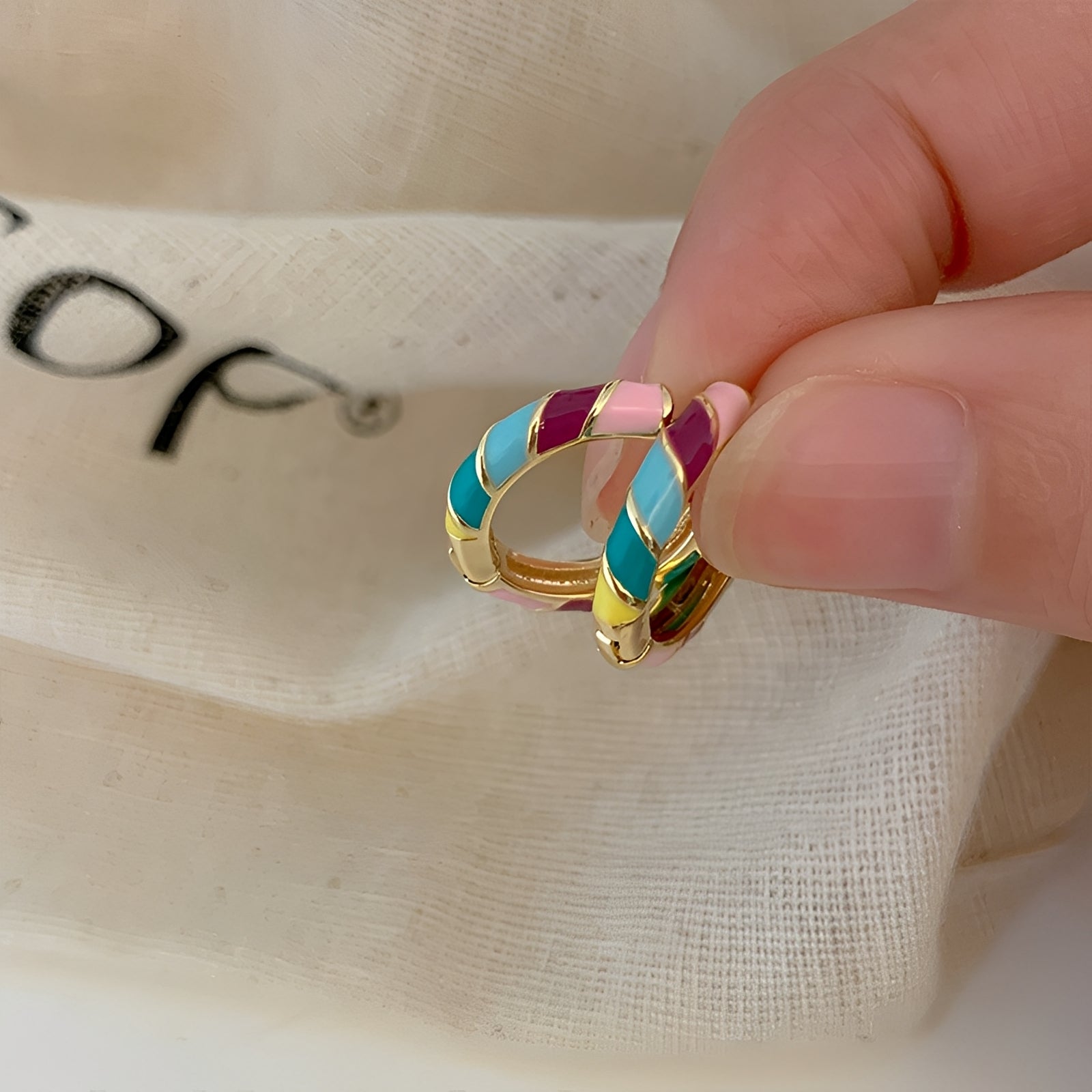 Sofia – Elegante Gold-Ohrringe mit Mehrfarbigem Emaille
