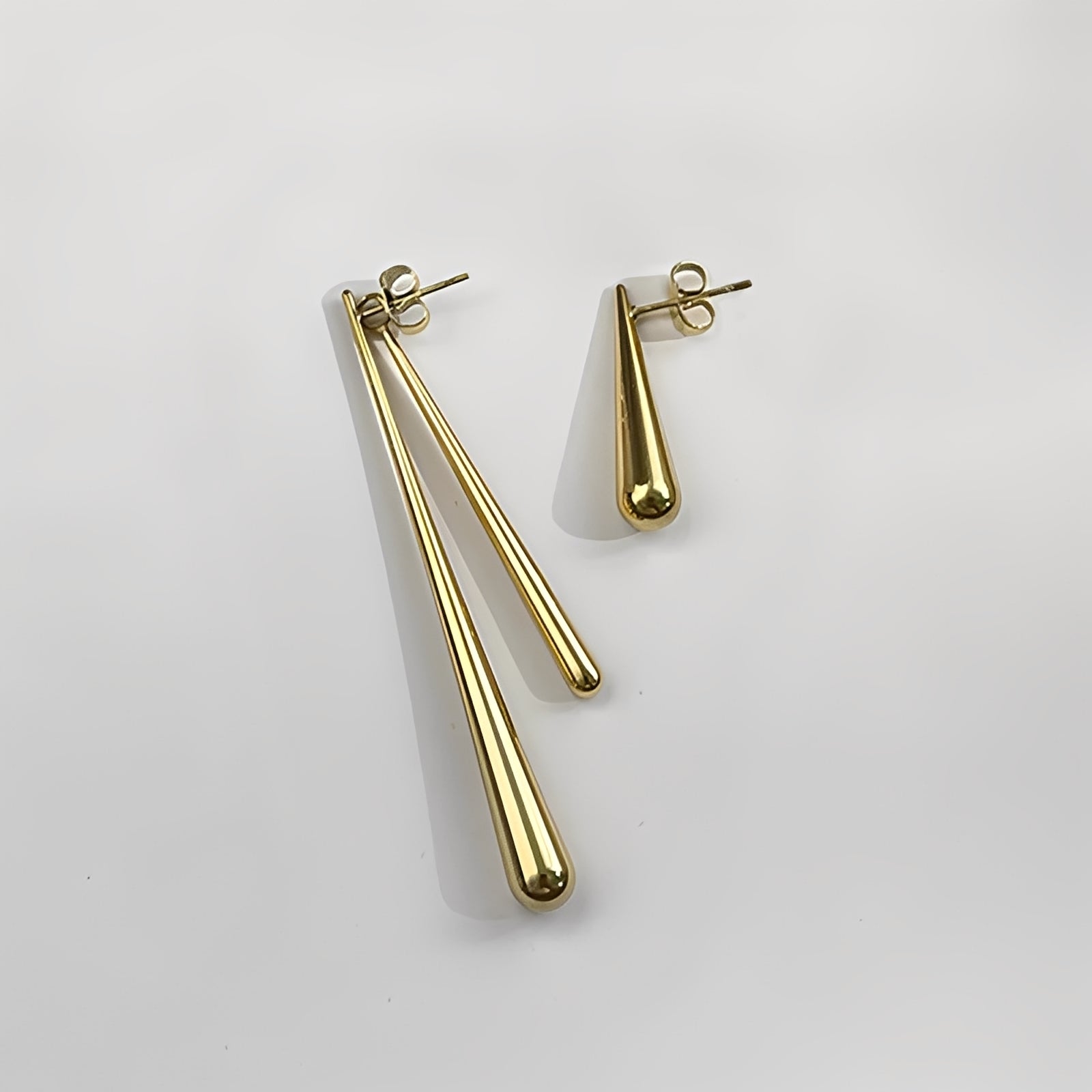 Hapi – Ohrringe, goldene asymmetrische Wassertropfen