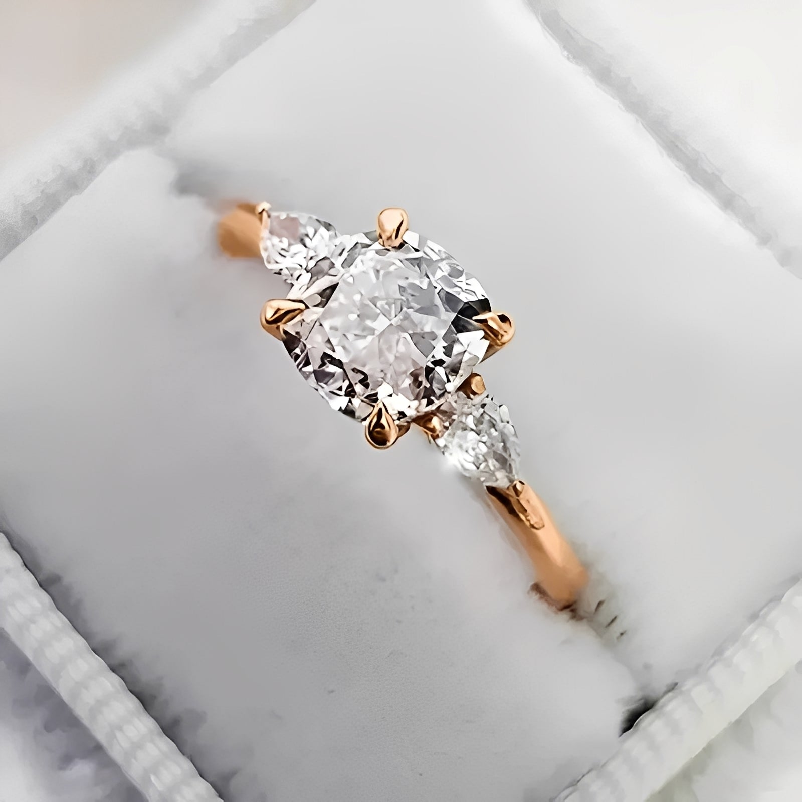Clara – Eleganter Ring in Roségold mit Quadratischem Stein