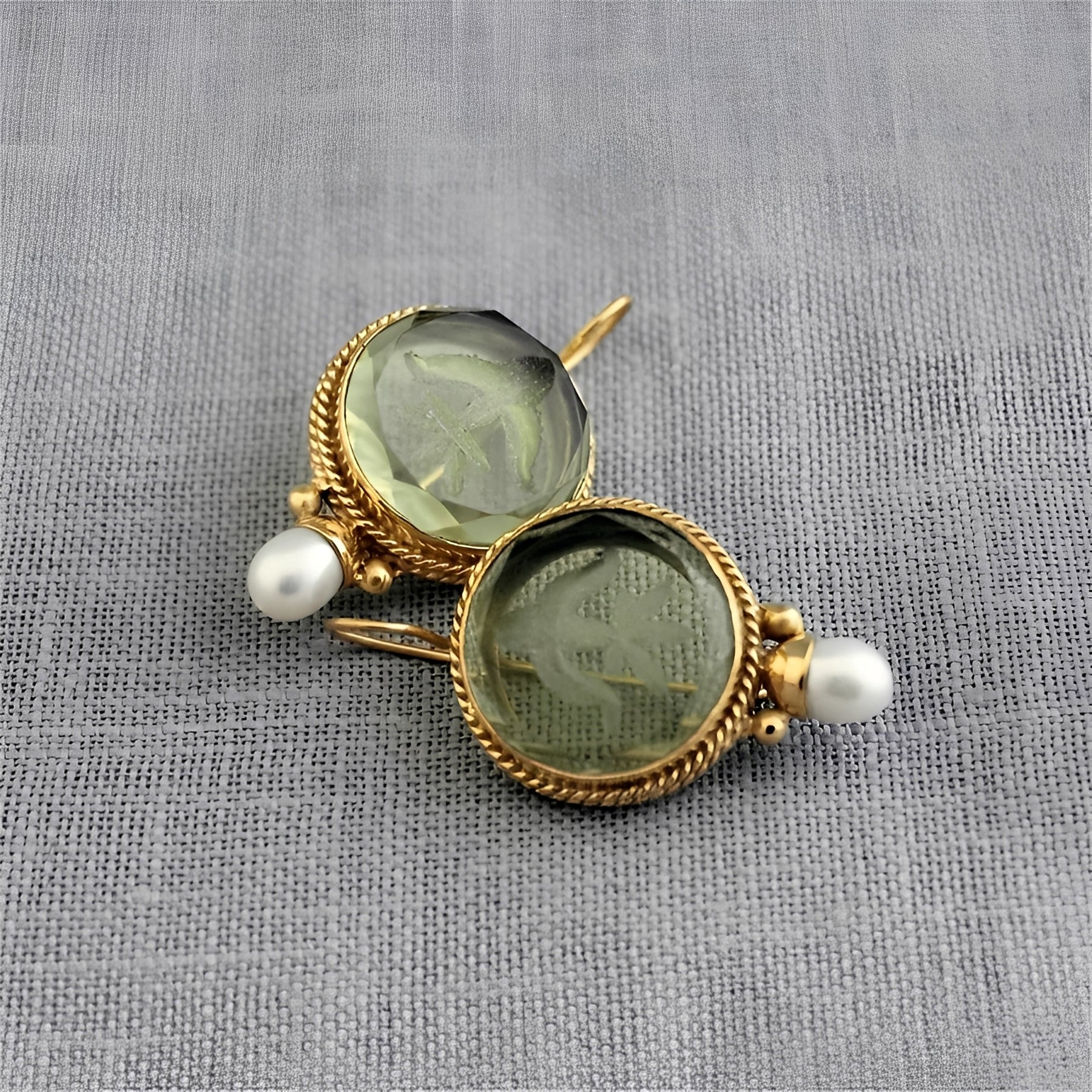 Noa – Vintage-Ohrringe mit rundem grünem Stein und Perlen