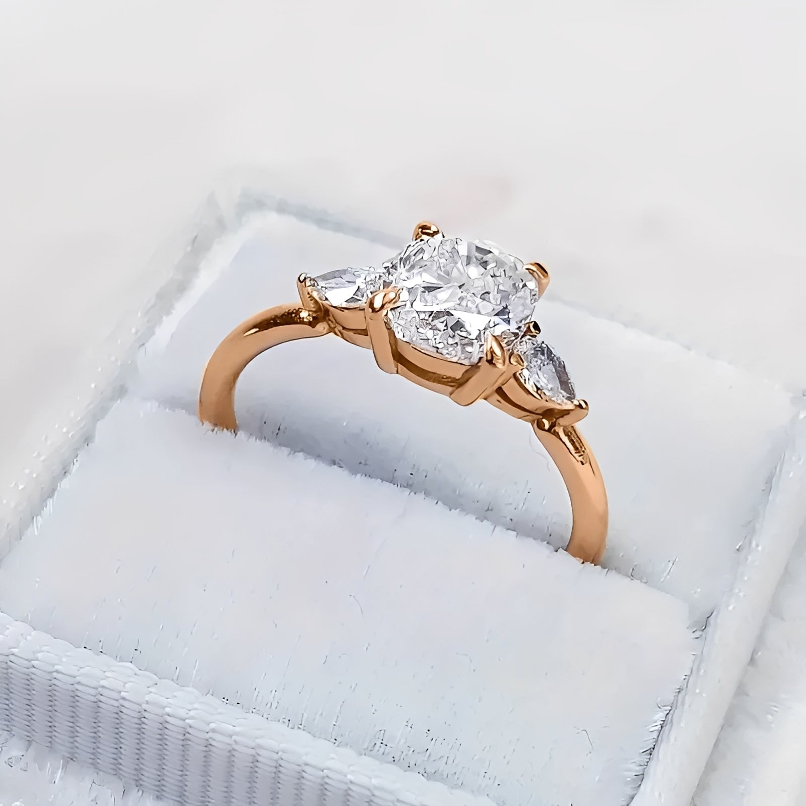 Clara – Eleganter Ring in Roségold mit Quadratischem Stein