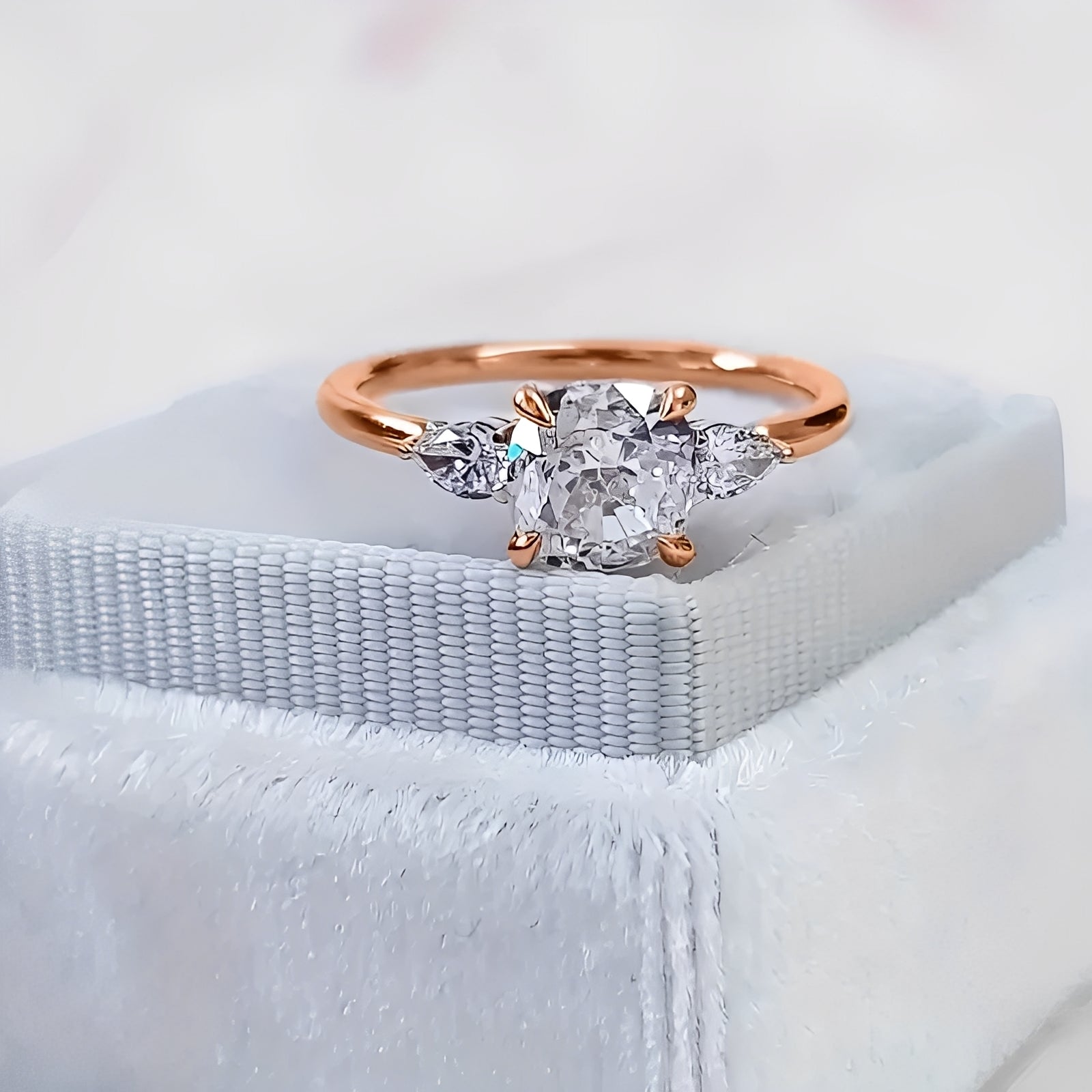Clara – Eleganter Ring in Roségold mit Quadratischem Stein