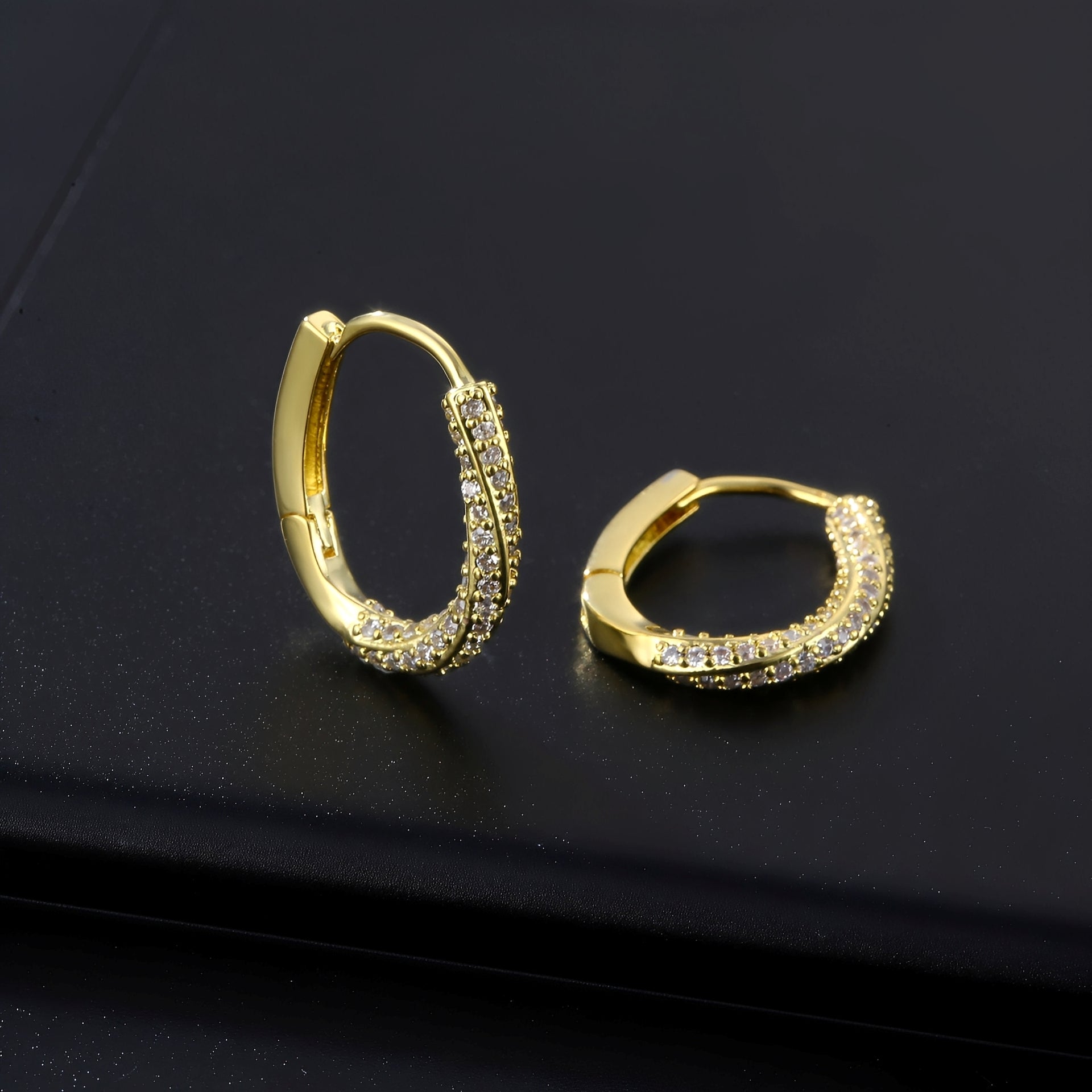 Jiya – Ohrringe aus glänzendem Gold in unregelmäßiger Form