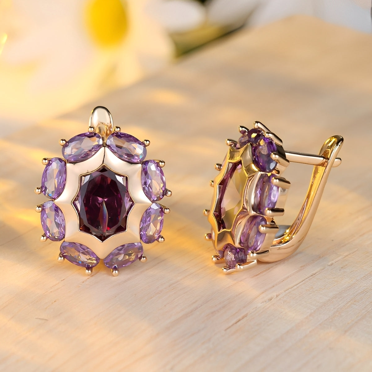 Saphira – Goldene Ohrringe & Violetter Zirkon