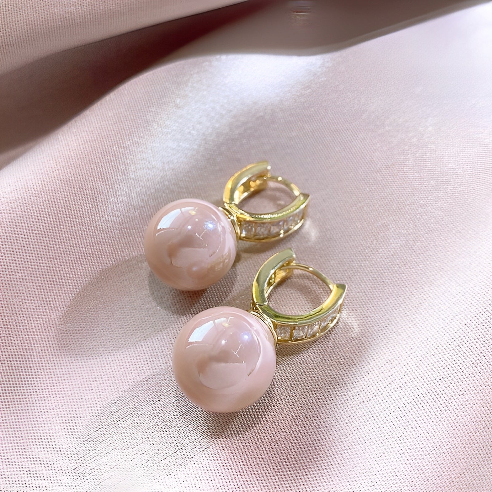 Aurora – Ohrringe Gold mit Rosa Perle und Zirkonia