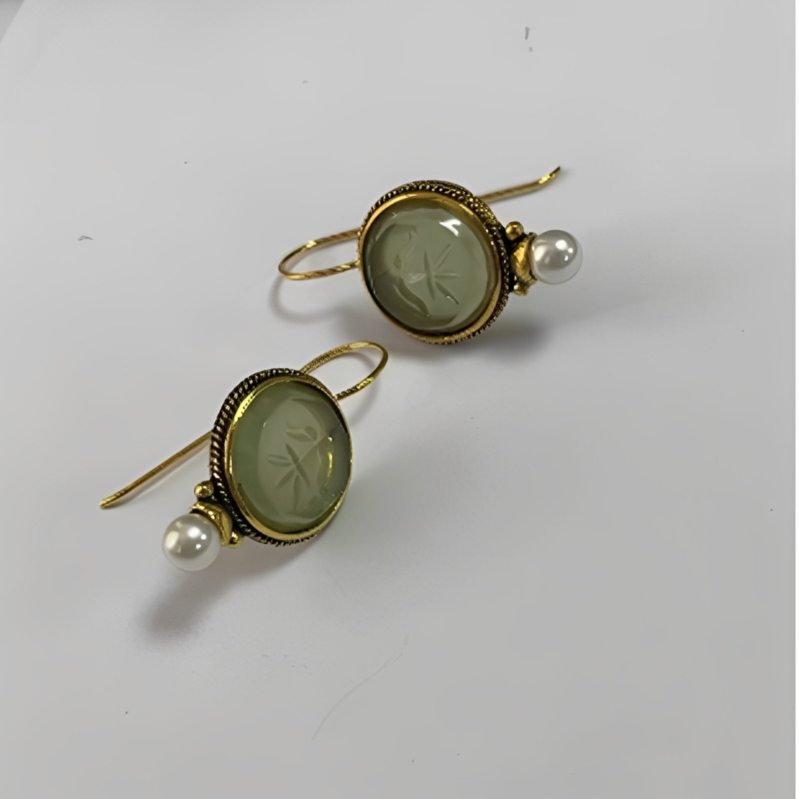Lena – Antike Ohrringe Grüner Stein und Perle