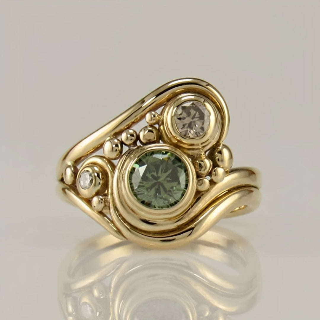 Dara – Retro-Goldring mit grünem Kristall