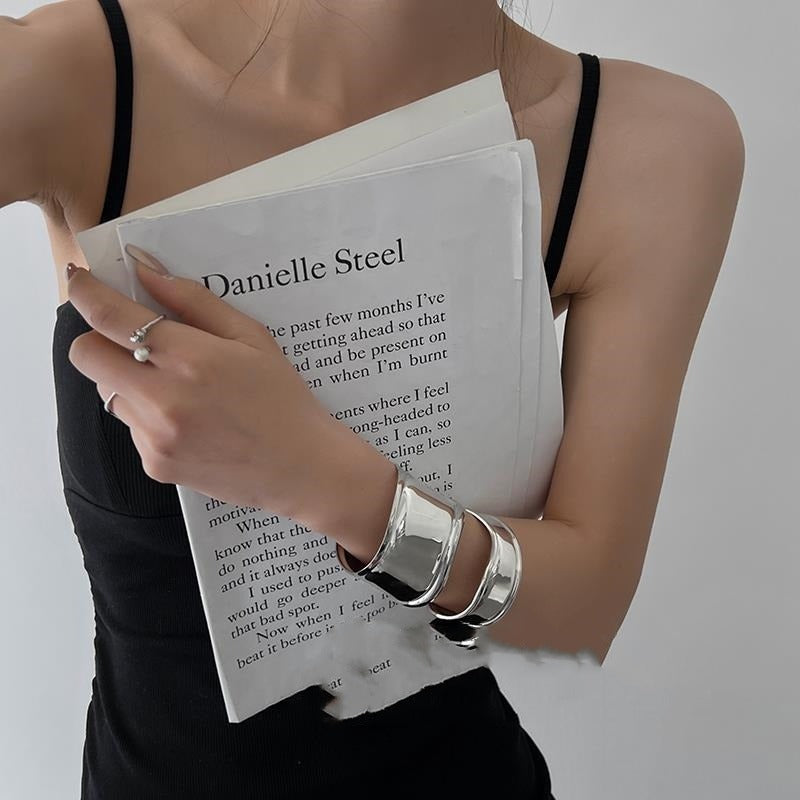 Daria – Breites Metallisches Manschette Armband