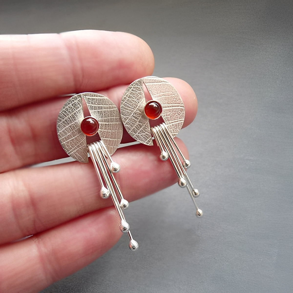 Carmine – Ohrringe mit rotem Stein und durchbrochenem Design