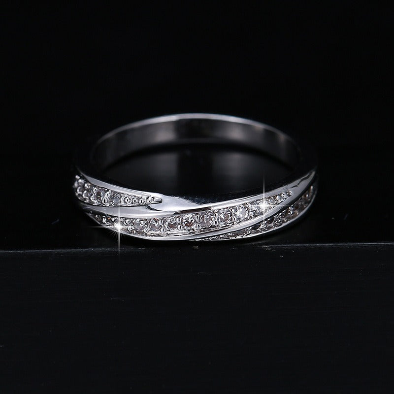 Lysanne – Minimalistischer Kreuzring aus Zirkon