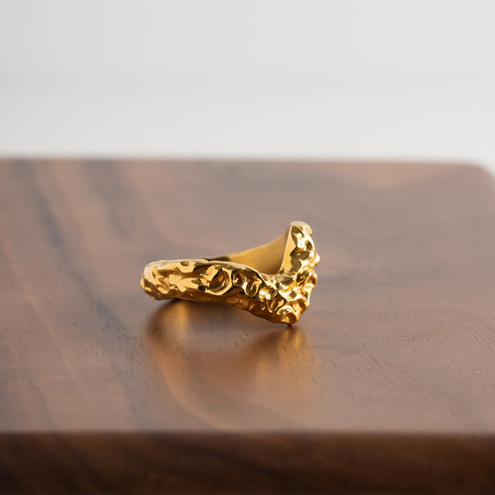 Vera – V-Ring Gehämmerter Titanstahl