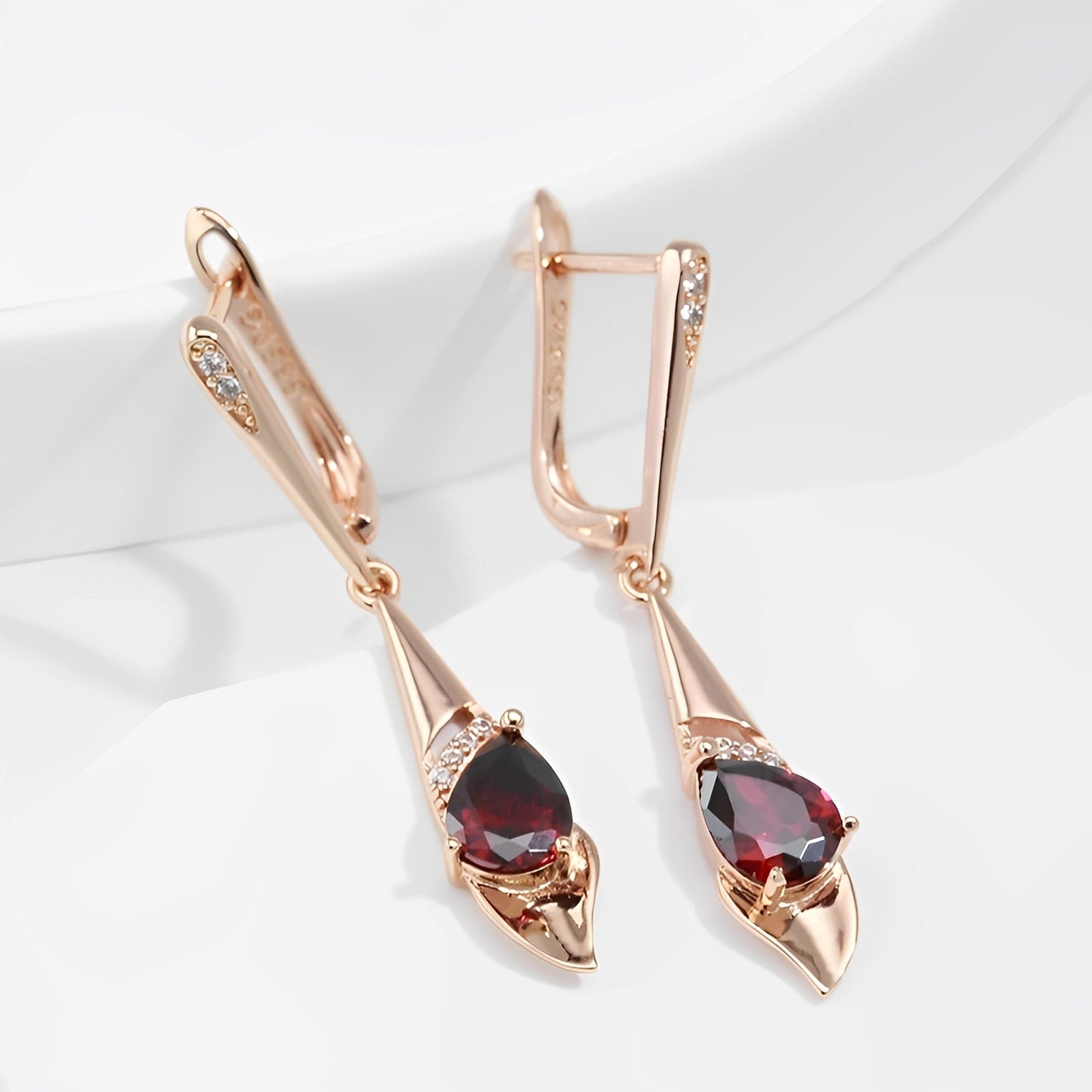 Allegra – Ohrringe Gold mit Elegantem Rotem Kristall